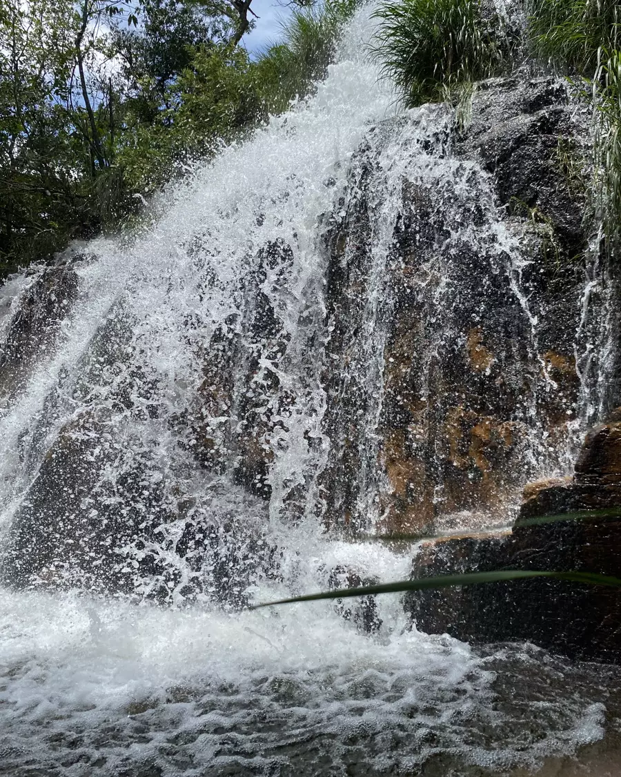 Queda d'água no Cânions e Cachoeiras, em Delfinópolis